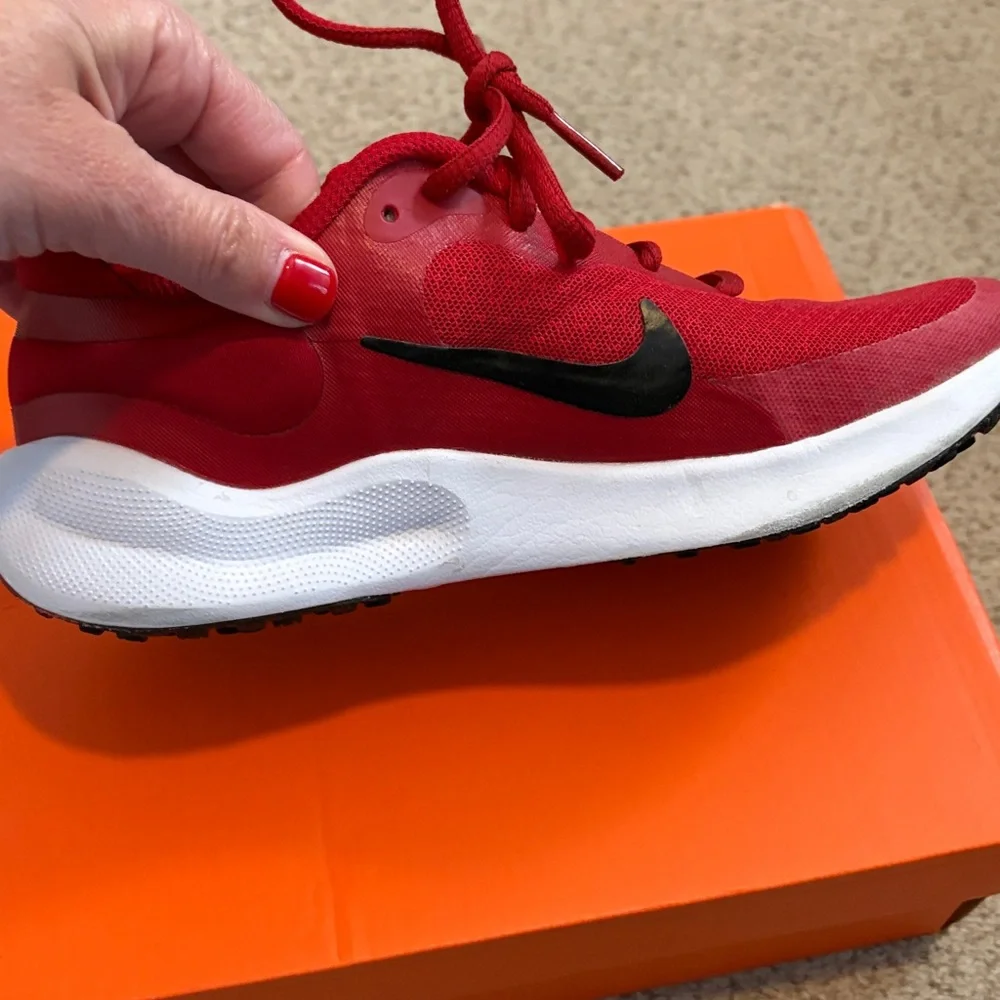 Nike Revolution 7 Sneaker in Red/Black, 4